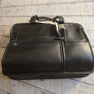 WINN INTERNATION BRIEFCASE/LABTOP BLACK LEATHER NWTS WITH STRAP WIDTH 18" HT 14"